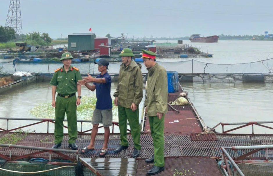 Đại tá Nguyễn Đức Thìn, Phó Giám đốc CATP kiểm tra công tác phòng, chống bão tại tuyến sông Cấm, sông Đá Bạch và phường Nam Đồng